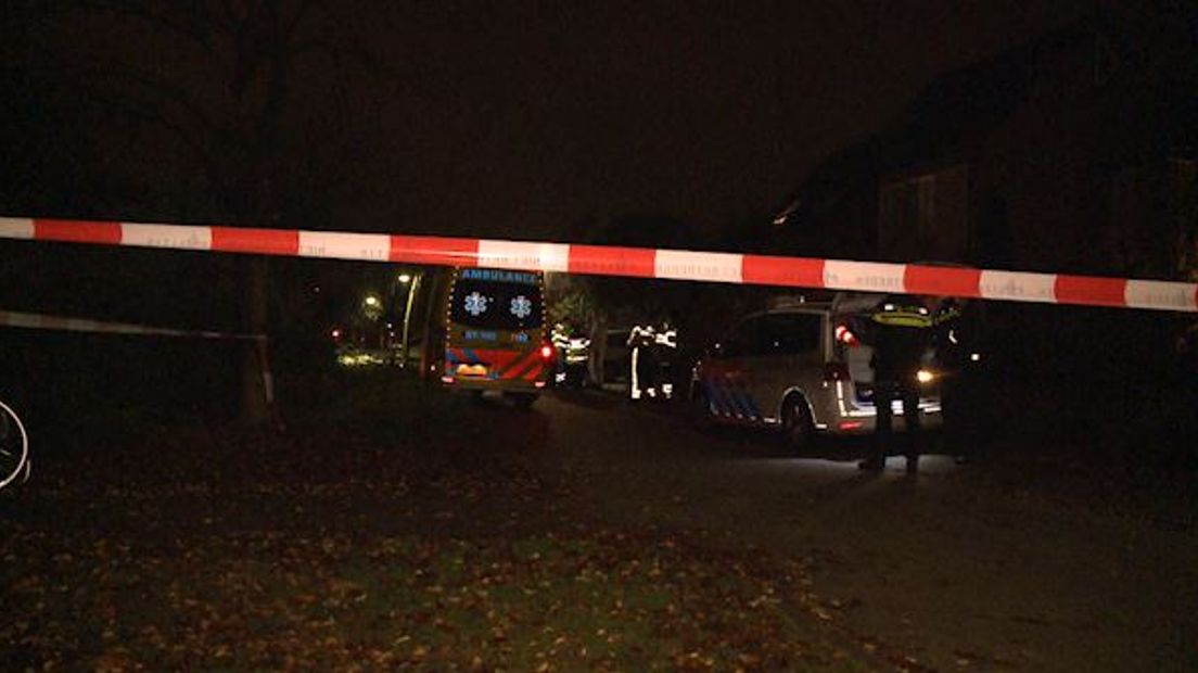 De politie doet nog steeds onderzoek bij het huis in de Edese wijk Veldhuizen waarin dinsdagavond een dode vrouw is gevonden. Bij het huis staat een PD-unit, een mobiel kantoor van de politie.