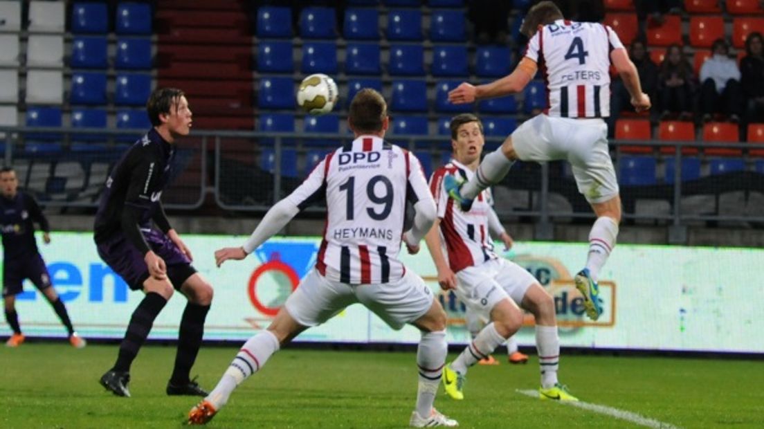 Peters kopt op de goal van FC Emmen