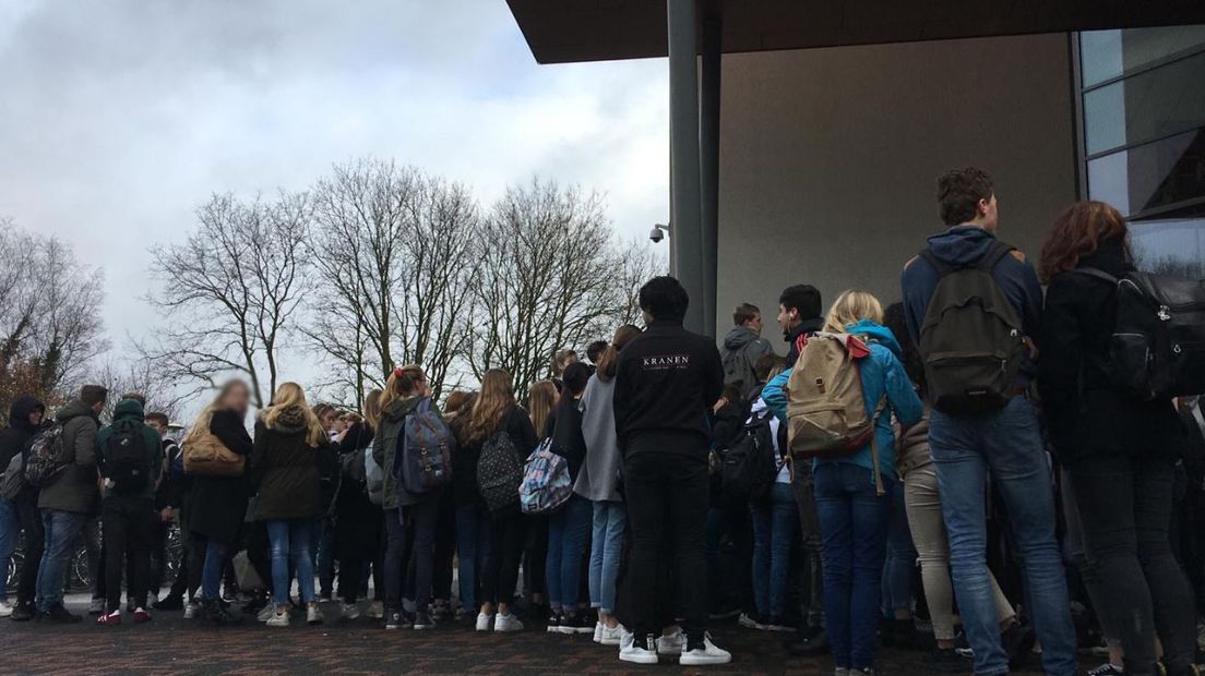 Leerlingen van het Staring College in Lochem voerden maandagochtend massaal actie tegen de voorlopige schorsing van de docent die in de klas naar porno keek. De scholieren, die vinden dat de zaak wordt opgeblazen, verzamelden zich op het schoolplein.