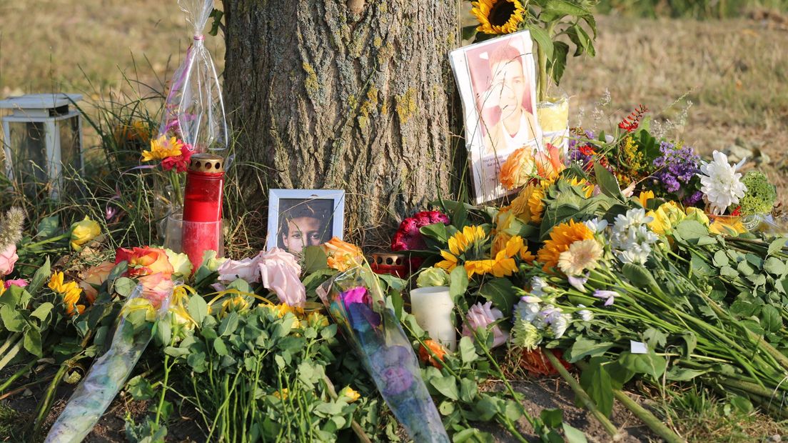 Na de stille tocht werden bloemen bij 'Orlando's boom' neergelegd