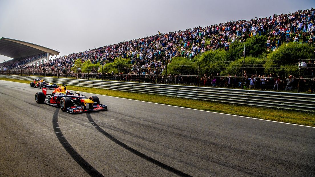 Max Verstappen en Daniel Ricciardo op het Circuit Park Zandvoort