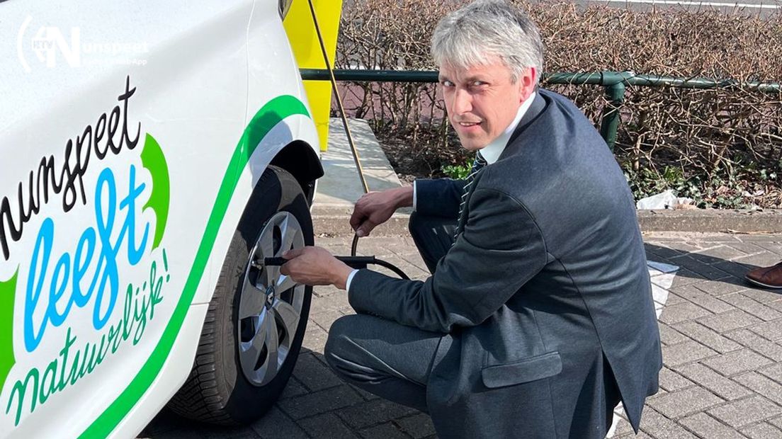 Wethouder test de slimme bandenpomp.