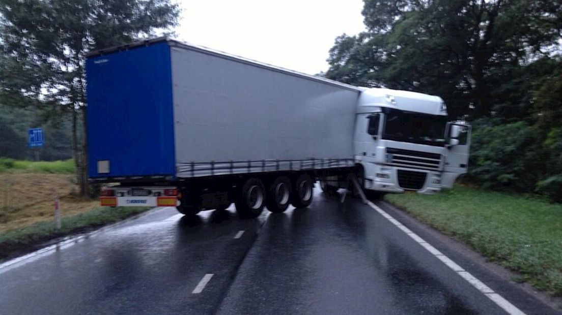 Vrachtwagen geschaard bij oprit Westerval richting A35 Enschede