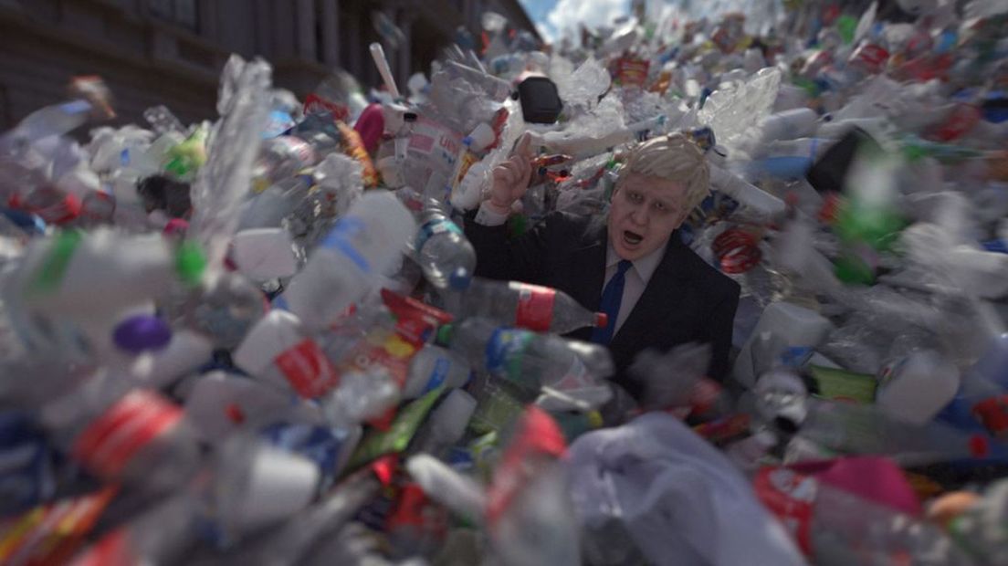 Boris Johnson tussen het plastic afval.