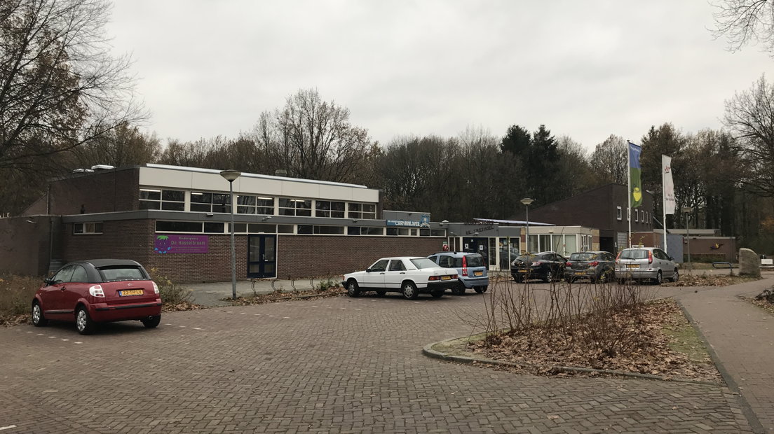 De parkeerplaats voor het dorpshuis in Gasselte wordt omgetoverd tot dorpsplein met groen en speelplekken (Rechten: Margriet Benak / RTV Drenthe)