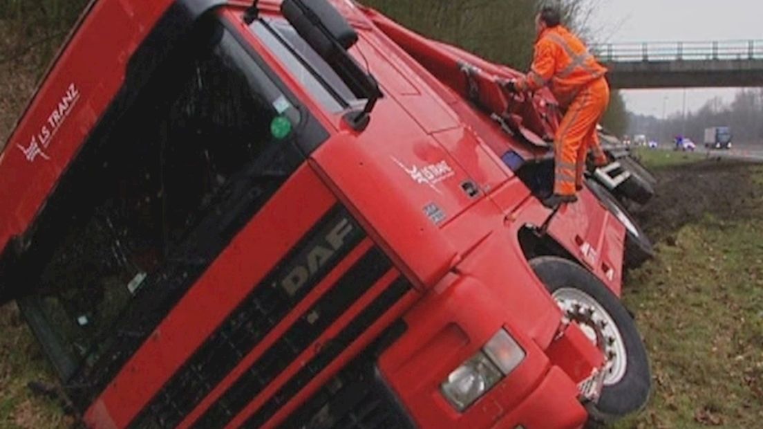 Vrachtwagen gekanteld op A1