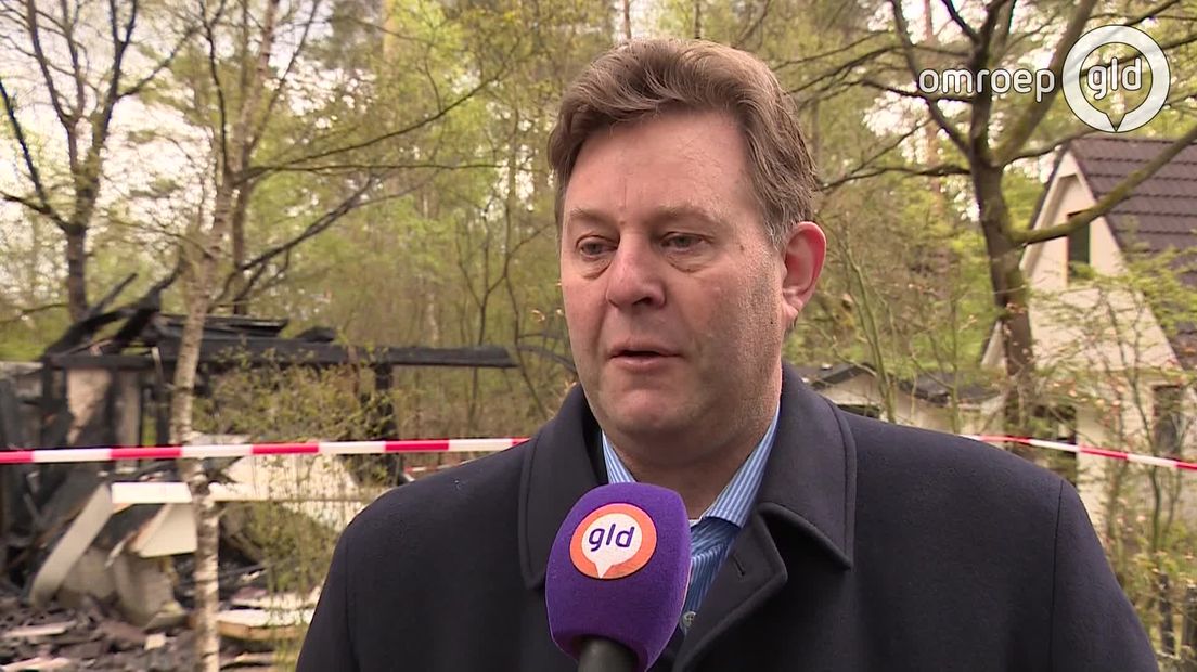 Bij de explosie op een vakantiepark in Nunspeet zijn zaterdagochtend een moeder en haar twee kinderen en hun oma gewond geraakt. 'Ze zijn buiten levensgevaar en liggen nog in het ziekenhuis', zegt burgemeester Breunis van de Weerd van de gemeente Nunspeet.