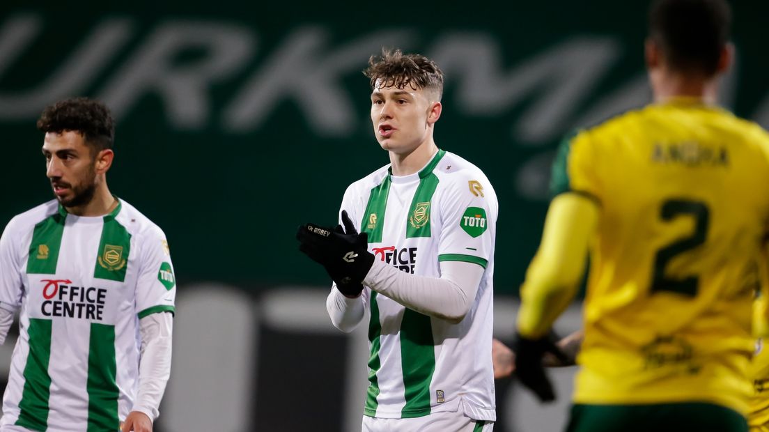 Strand Larsen applaudisseert, tijdens het uitduel met Fortuna Sittard