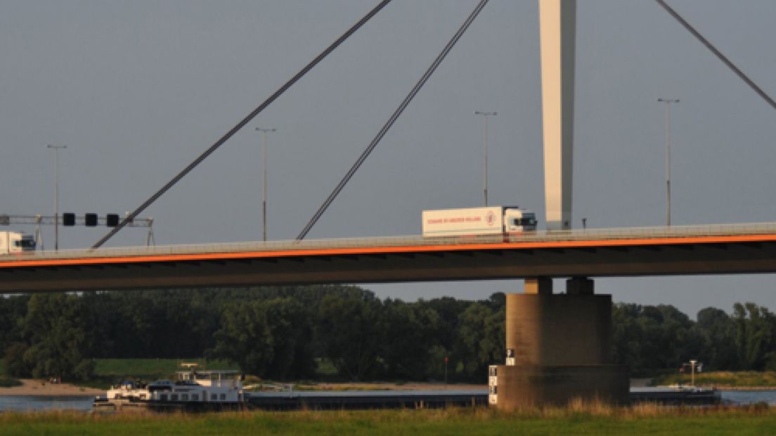 De oude Waalbrug in de A50 bij Ewijk gaat een meter omhoog.