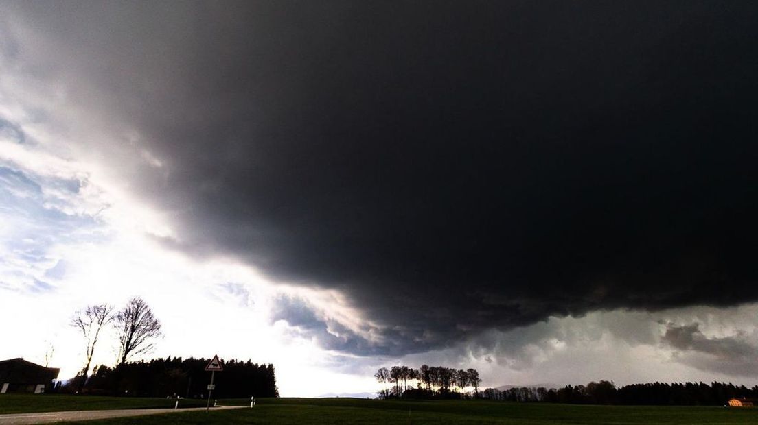 Hagel, valwind en een tornado; ontstaat er vrijdag een supercell in de Achterhoek?