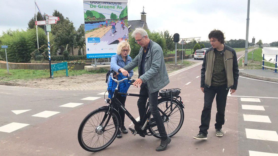 Jan de Roos fietst over het pad waarvoor hij de naam bedacht (Rechten: RTV Drenthe/Jeroen Willems)