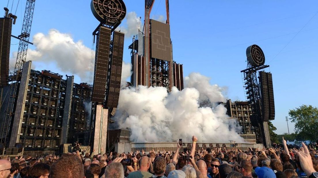 Rook en een muur van versterkers op het podium van Rammstein