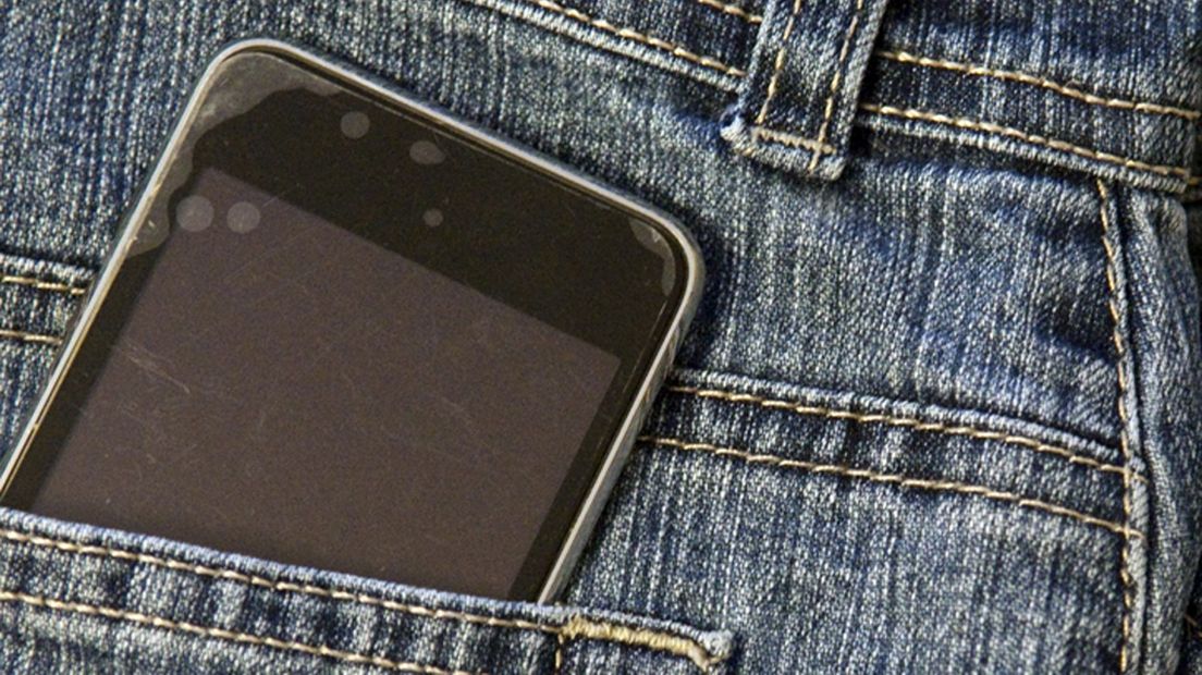 De zakkenrollers maakten onder meer een telefoon buit.