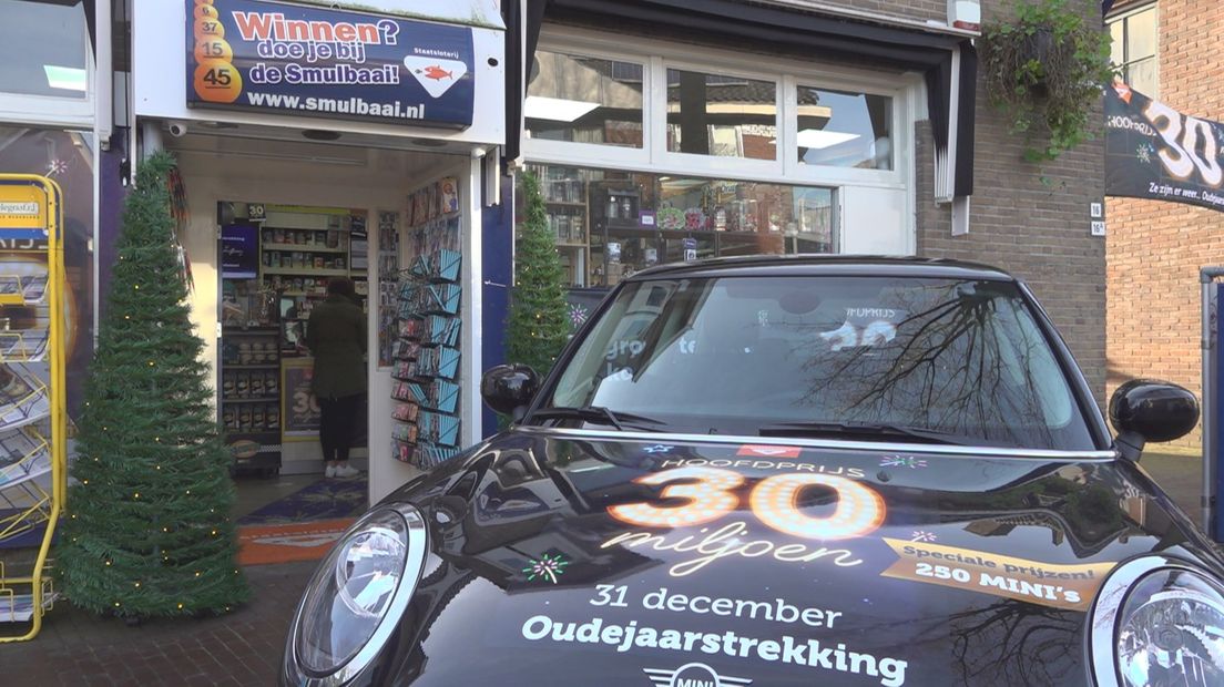 De 'Smulbaai' in Heino biedt klanten de mogelijkheid loten te laten instralen