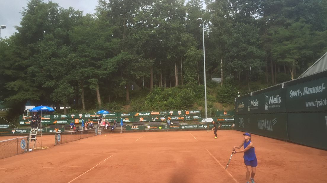 Tennisvereniging Beekhuizen in Velp is deze week het toneel van de tennis-top van de wereld. De jeugd tot 14 jaar om precies te zijn. Ze doen mee aan de 26-ste editie van de Windmill-cup, het grootste jeugd-tennistoernooi van Nederland, onderdeel van de Tennis Europe Junior Tour.