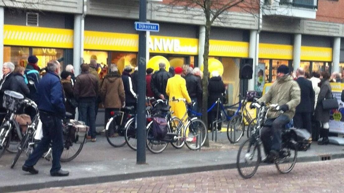 Lange rijen bij heropening winkel ANWB Zwolle RTV Oost