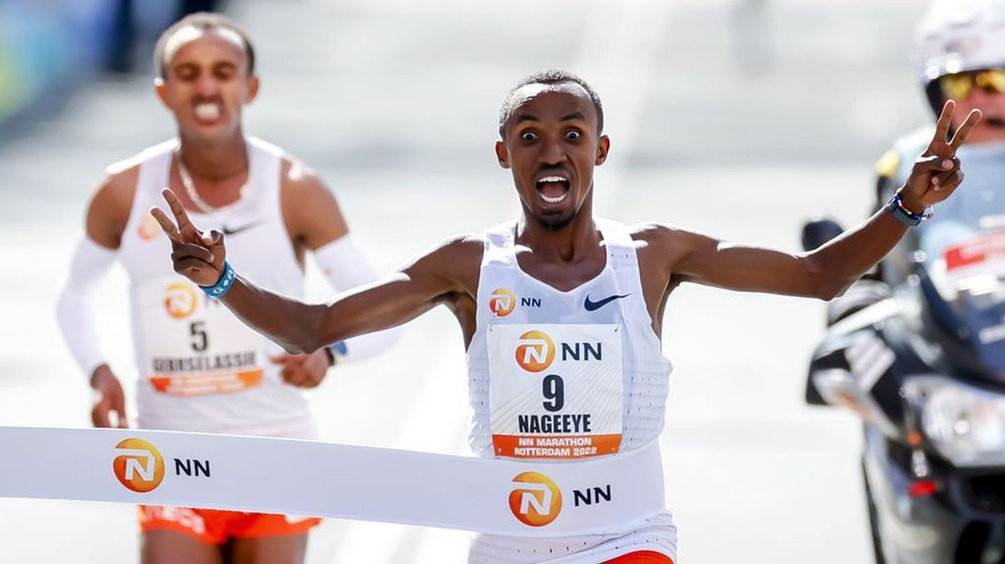 Abdi Nageeye komt als eerste over de finish.