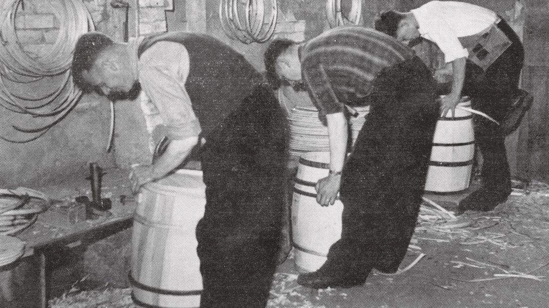 1958: Een kijkje in de kuiperij, v.l.n.r. Evert Haandrikman, Berend Bleijleven en Kees Faber