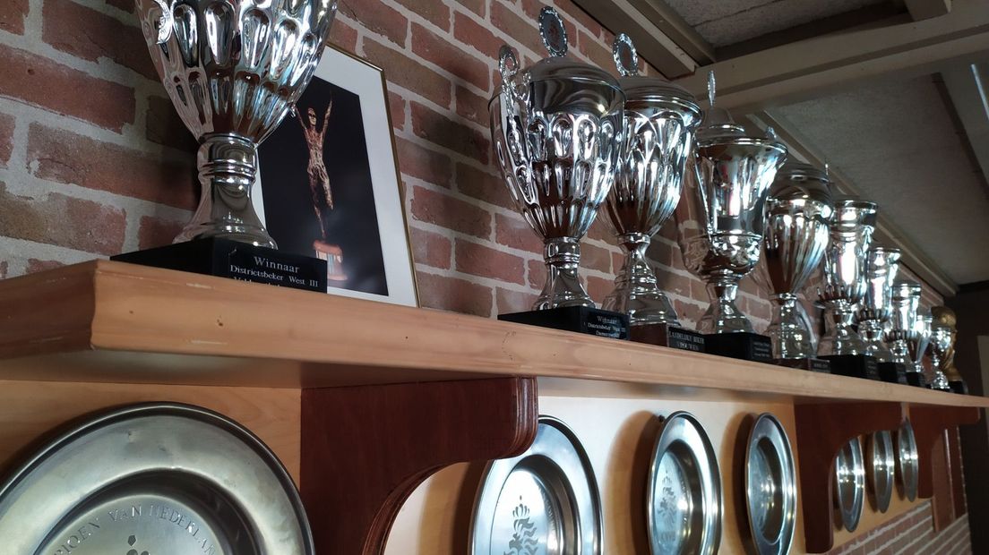 Een hele wand vol bekers en schalen voor de Ter Leede-dames.