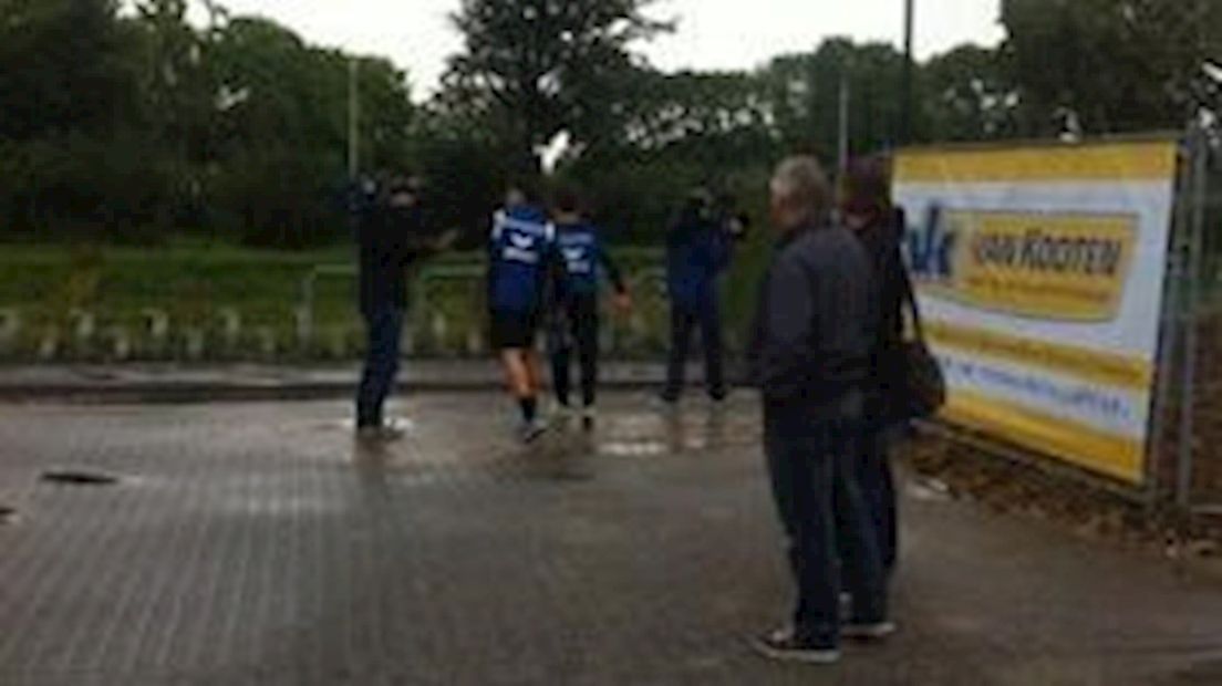 De spelers van Heracles druppelen binnen voor de uitlooptraining