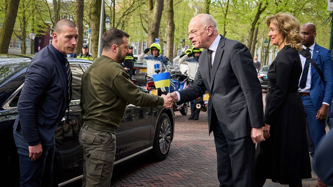 Eerste Kamer-voorzitter Jan Anthonie Bruijn schudt Zelensky de hand
