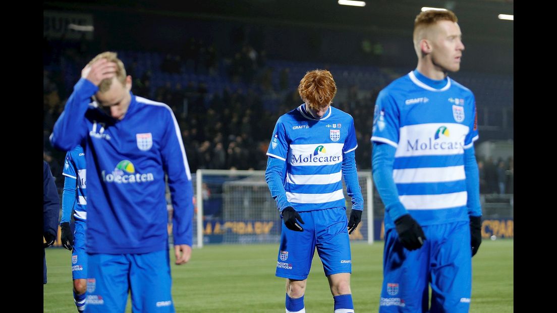 Gebogen hoofden bij Rick Dekker, Sepp van de Berg en Mike van Duinen na de 2-3 nederlaag tegen ADO