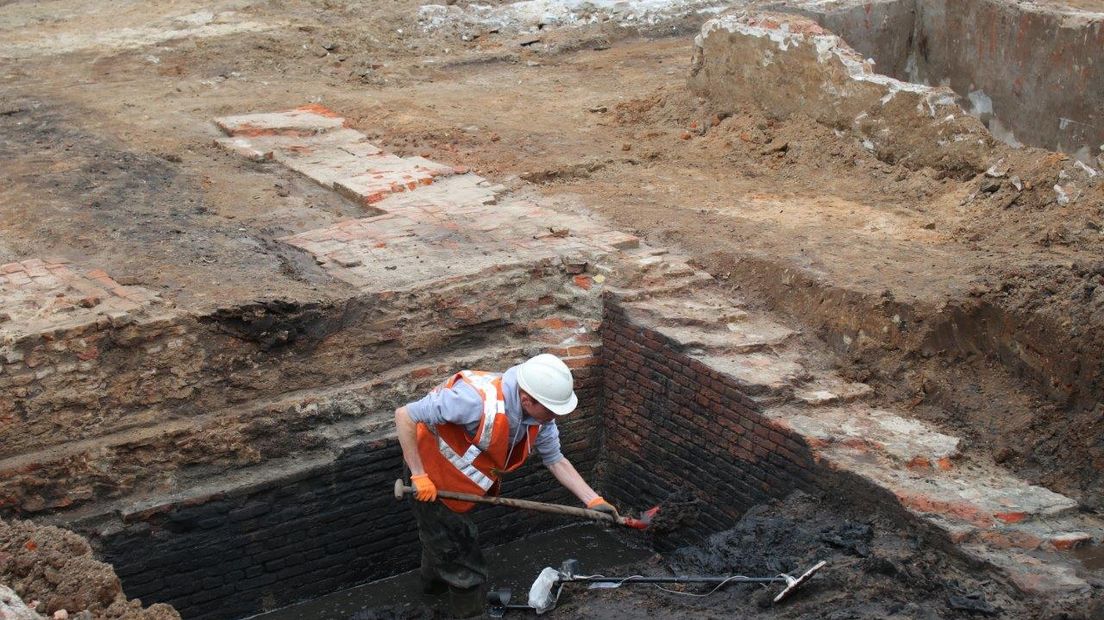 Een archeoloog maakt de resten van de Bentheimerpoort zichtbaar (Rechten: gemeente Coevorden)