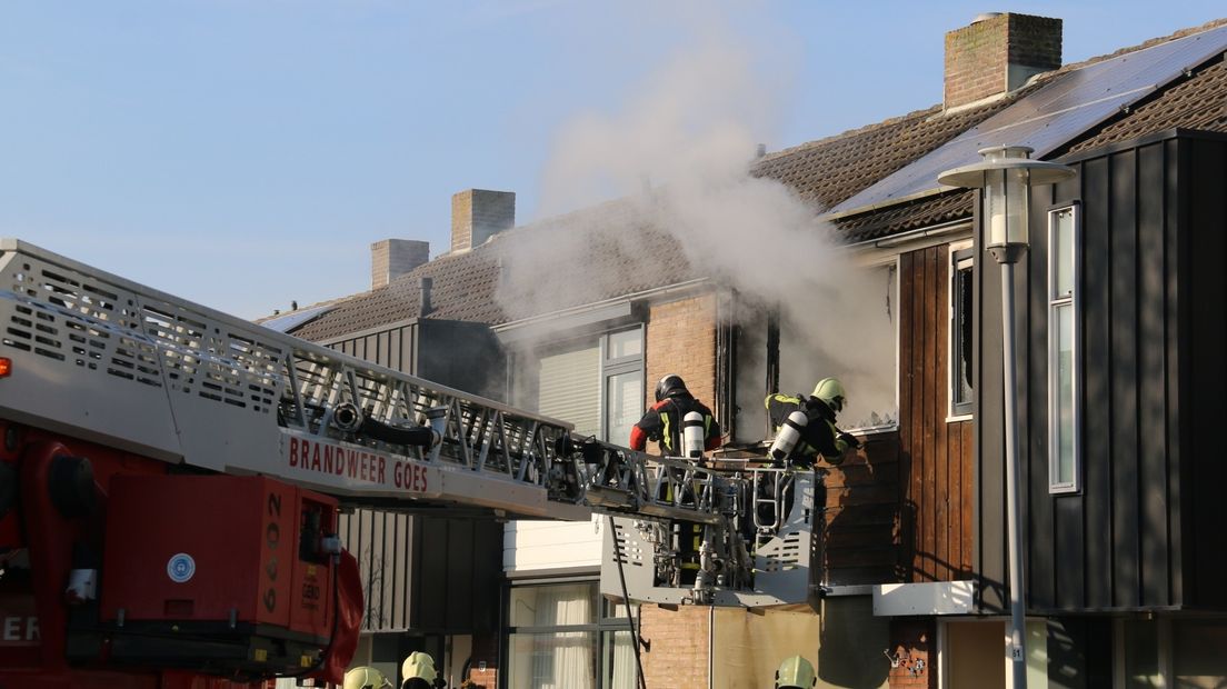 Uitslaande brand in tussenwoning in Kapelle (video)