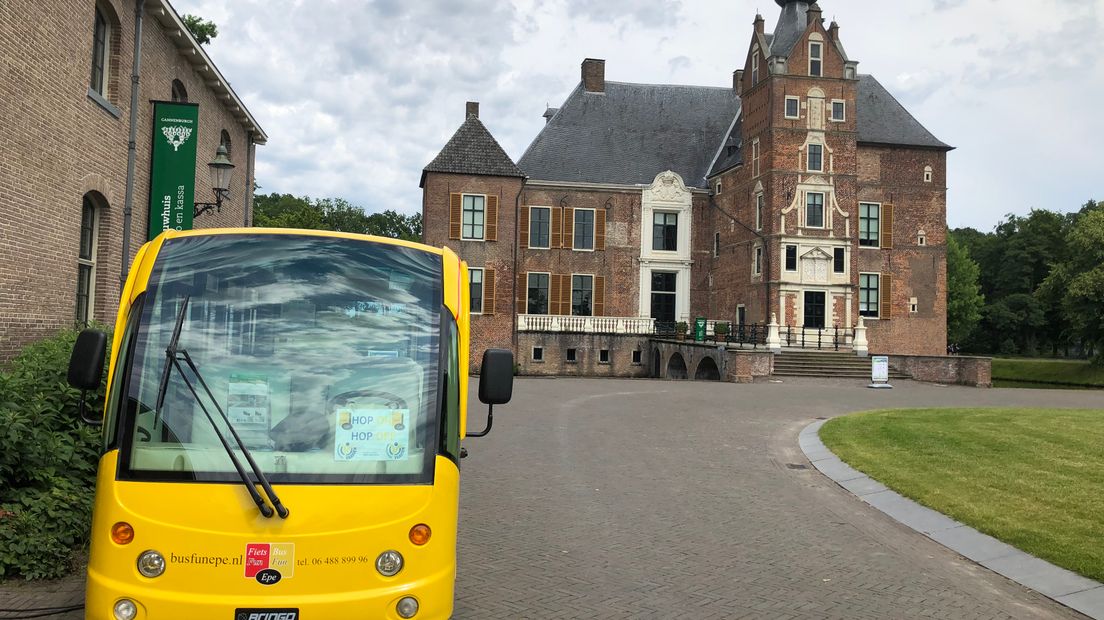 Veel mensen in de omgeving van Vaassen hebben hem waarschijnlijk al gezien. Een klein, geel busje dat door het dorp rijdt. Sinds drie weken kunnen toeristen gratis gebruik maken van het busje om makkelijker bij verschillende attracties te komen.
