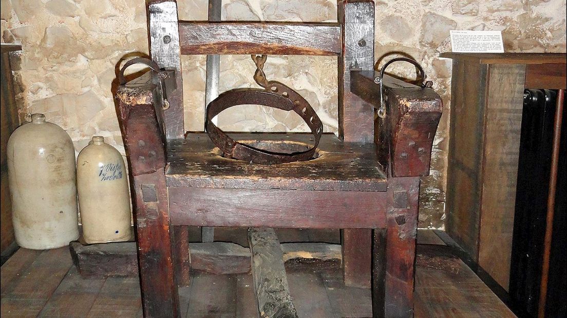De dwangstoel waarop Huttenkloas werd gemarteld staat in het Palthehuis Oldenzaal