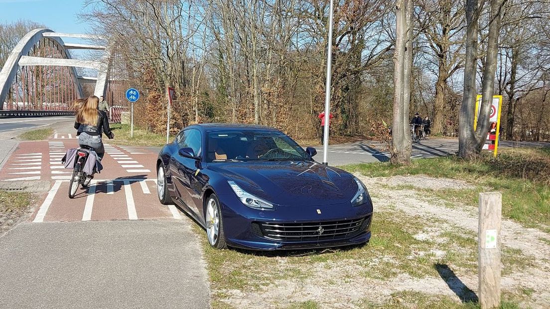 Eén van de twintig auto's waarmee de rode Ferrari z'n laatste ritje maakte