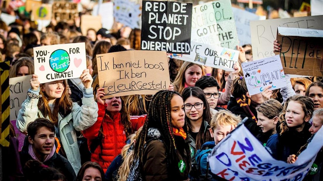 Duizenden scholieren spijbelen en voeren actie in Den Haag