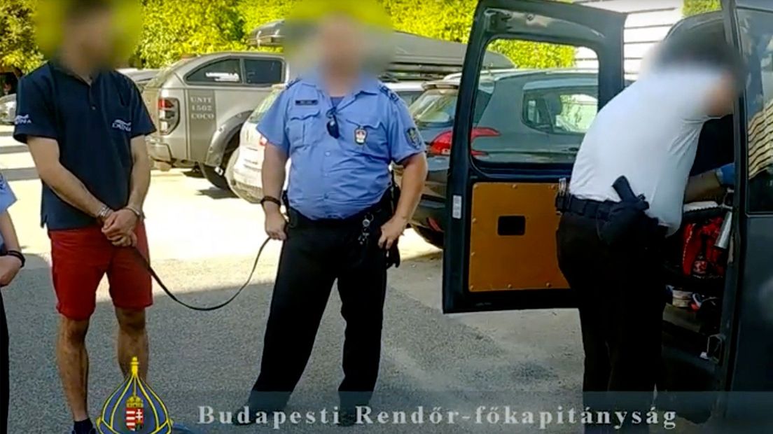 De doorzoeking van de auto van B. en N.
