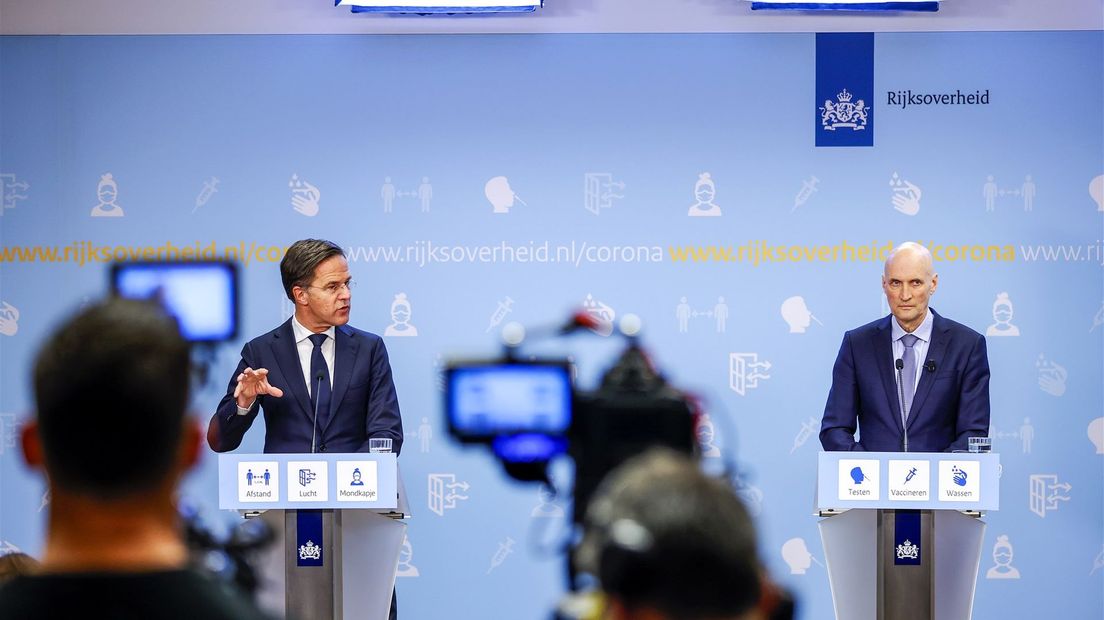 Premier Mark Rutte en minister van Volksgezondheid Ernst Kuipers tijdens de persconferentie van vanavond