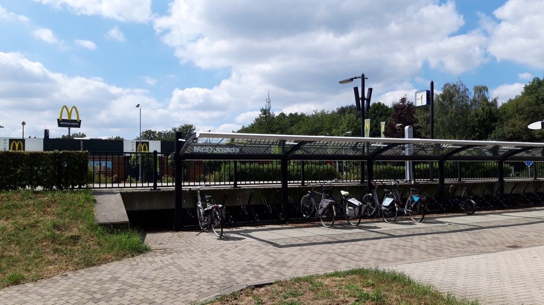 In hoeverre is fastfoodrestaurant McDonald's verantwoordelijk voor de overlast die nachtelijke bezoekers veroorzaken in een Winterswijkse woonwijk? Was de gemeente te coulant met het verruimen van de openingstijden tot 04.00 uur 's nachts? De familie Pleij vindt van wel en voelt zich niet serieus genomen.
