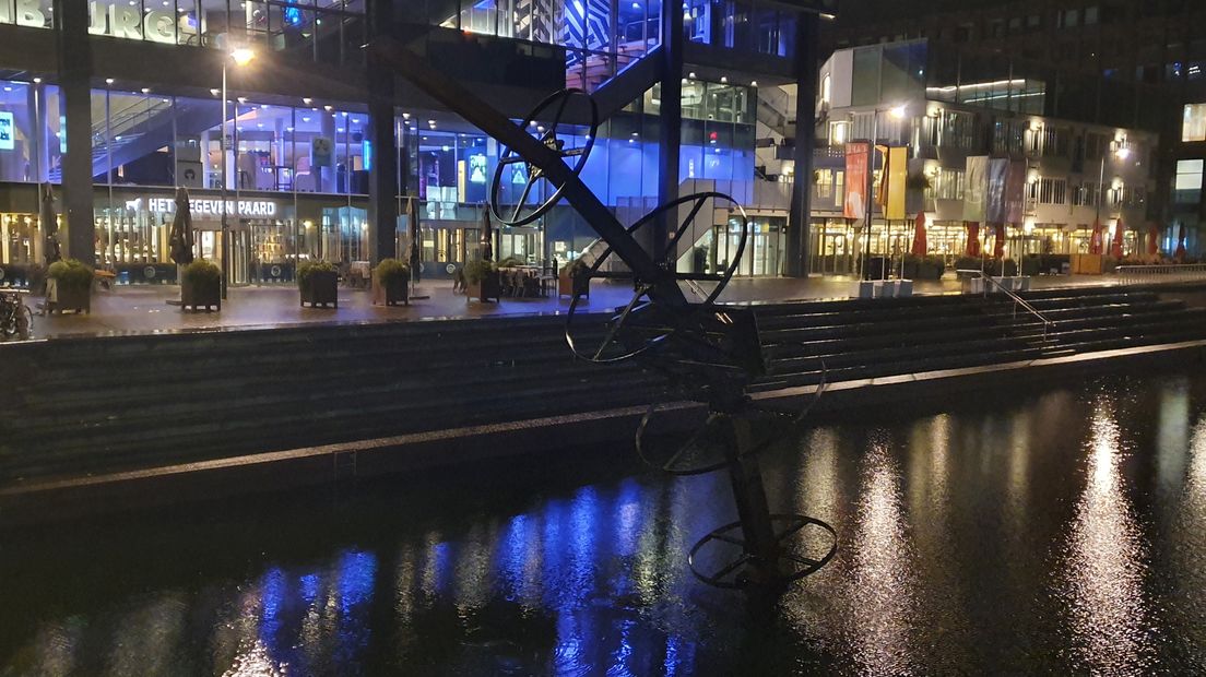 Plastic walvis deels afgebroken