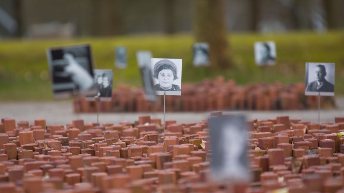 In Westerbork werden de Nederlandse oorlogsslachtoffers herdacht (Rechten: Kim Stellingwerf/RTV Drenthe)