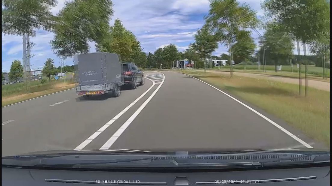 Inhalen met de aanhangwagen, via de doorgetrokken streep en het verdrijvingsvlak.