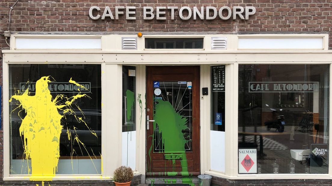 Groengele verf op de ramen en deuren van Café Betondorp