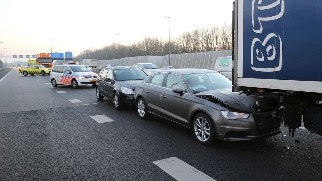 Meerdere voertuigen botsen op elkaar op A28 bij Zwolle