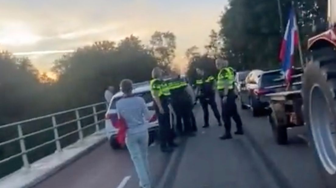Politie bij de demonstranten bij het viaduct over de A7