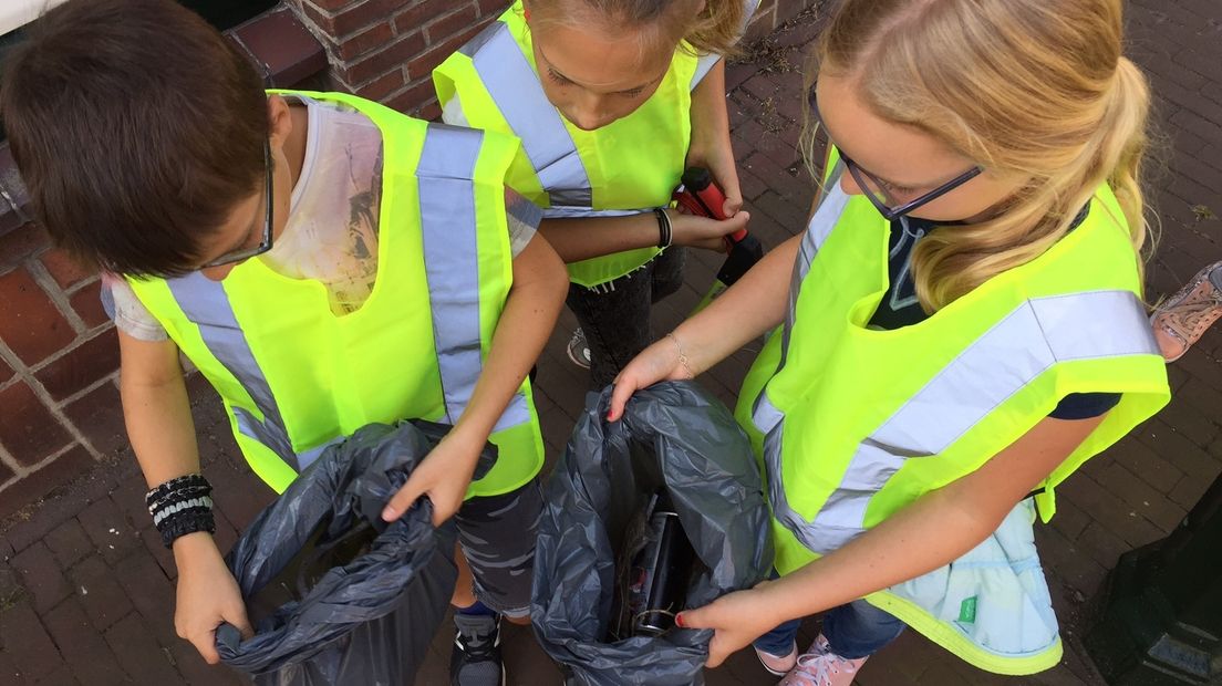 Kinderen met hun afvalzak
