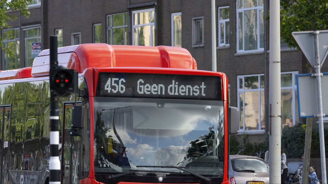 Reizigers opgelet: veel minder bussen door landelijke staking streekvervoer - Omroep West