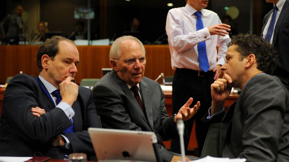 Vijlbrief in een EU-vergadering met de financiële ministers Wolfgan Schaeuble en Jeroen Dijsselbloem in 2013