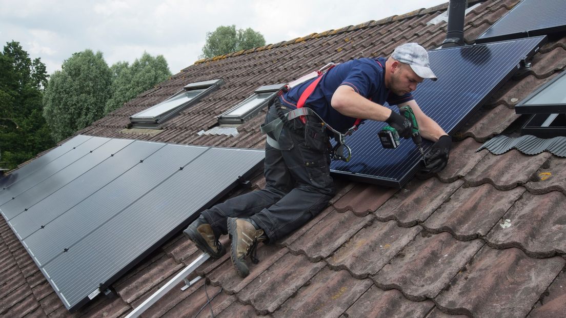 De aanleg van zonnepanelen op een dak (ter illustratie)