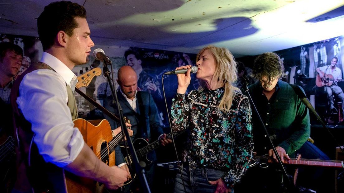 Optreden The Common Linnets in bar Douwe Bob