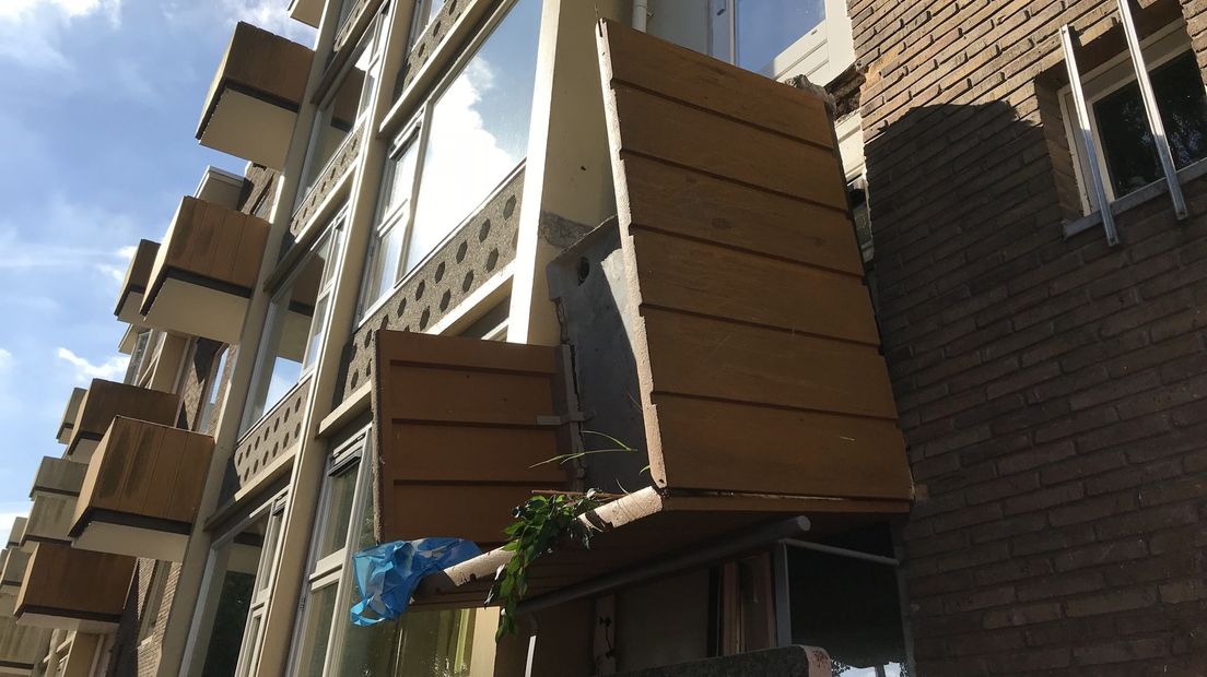 Het afgebroken balkon aan de Westindischekade in de stad Groningen.