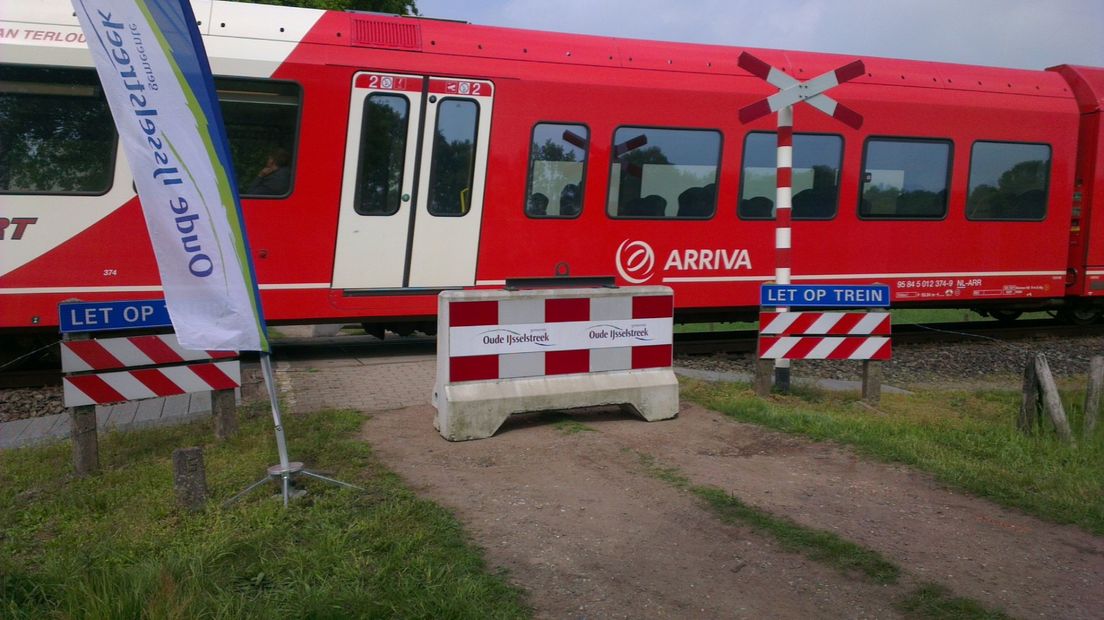 Twee gevaarlijke onbewaakte spoorwegovergangen bij Varsseveld worden vandaag gesloten door wethouder Gerard van Balveren.
