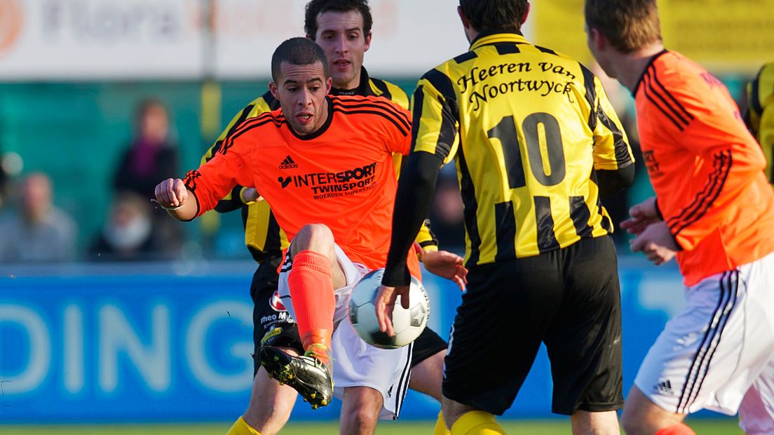 Bilal Laokili namens Montfoort in actie tegen Rijnsburgse Boys
