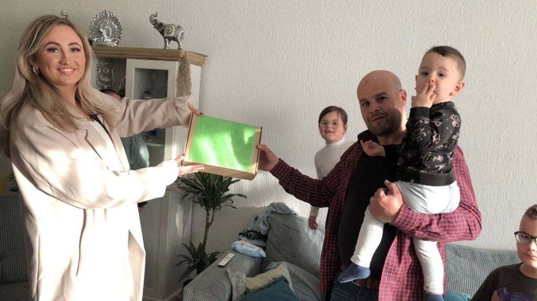 Pakketbezorger Appie krijgt een enorme verrassing van Rosa uit de Nijmeegse wijk de Hazenkamp.